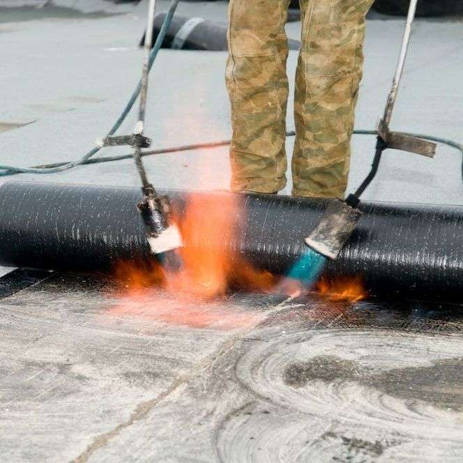 Plat dak branden door dakdekker in Hendrik-Ido-Ambacht Plat dak branden door dakdekker in Hendrik-Ido-Ambacht